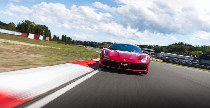 Il passaggio ravvicinato della Ferrari 488 GTB durante il test drive supercar sul circuito di Varano