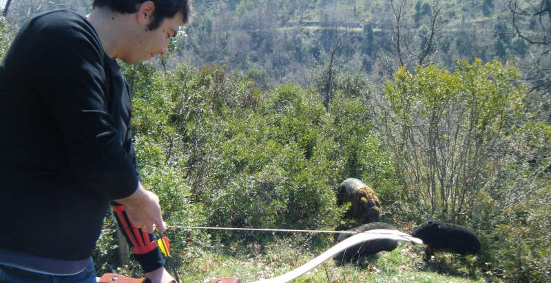 Escursionista con arco sulla pista di tiro 3D in Campania