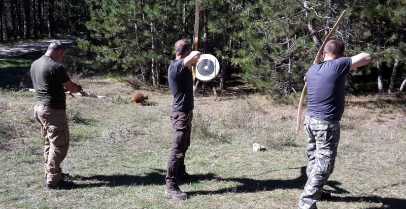 Corso di tiro con l'arco istintivo immerso nella natura umbra