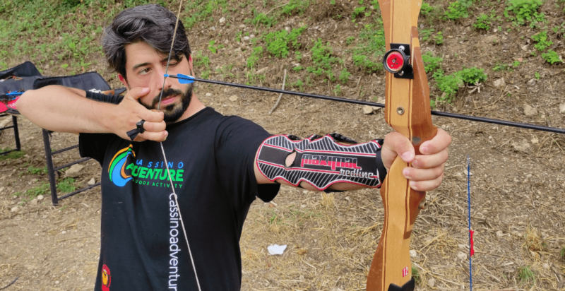 Tiro con l'arco all'aperto in sicurezza con istruttore esperto