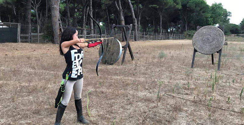 Lezione di tiro con l'arco nella riserva naturale di Ostia Antica