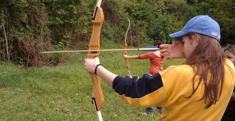 Momenti di concentrazione durante la pratica del tiro con l'arco