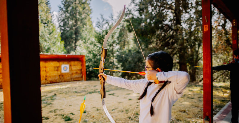 Partecipante al tiro con l'arco in Sicilia vicino a Trapani