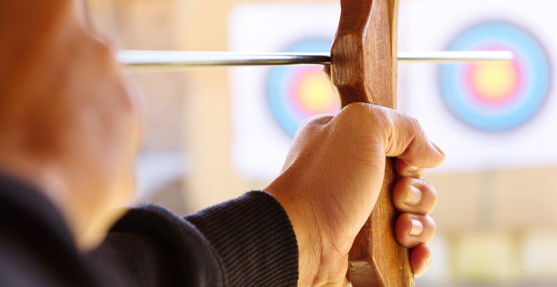 Immagine di una persona che scocca una freccia su un bersaglio