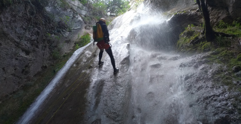 Calata con corda nel Canyoning Forra del Casco: Adrenalina tra le Gole Umbre