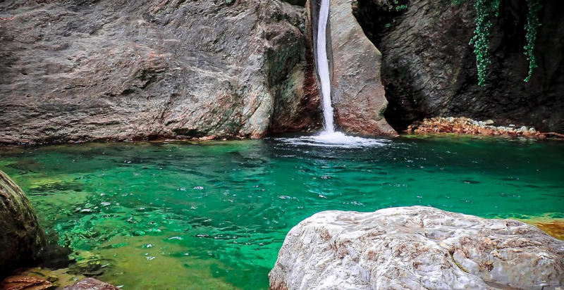 Acqua cristallina e rocce scolpite nel Torrente Serra, perfetto per il canyoning