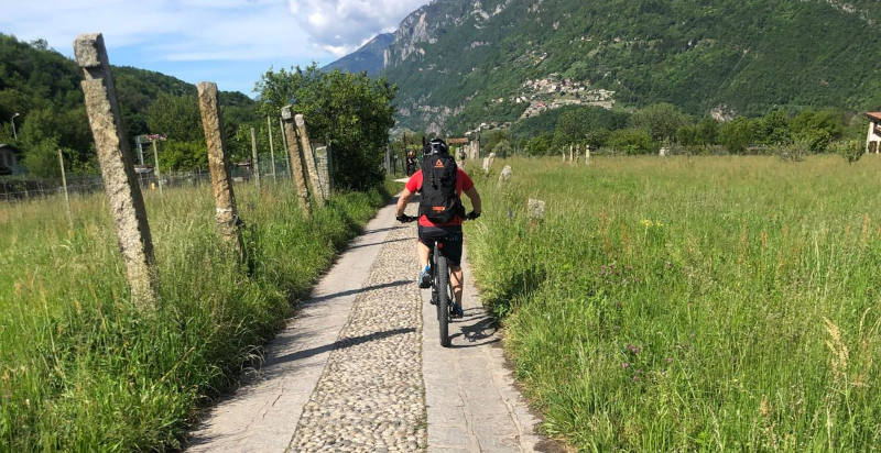 Tour guidato in e-bike nella Valle Camonica tra natura e storia