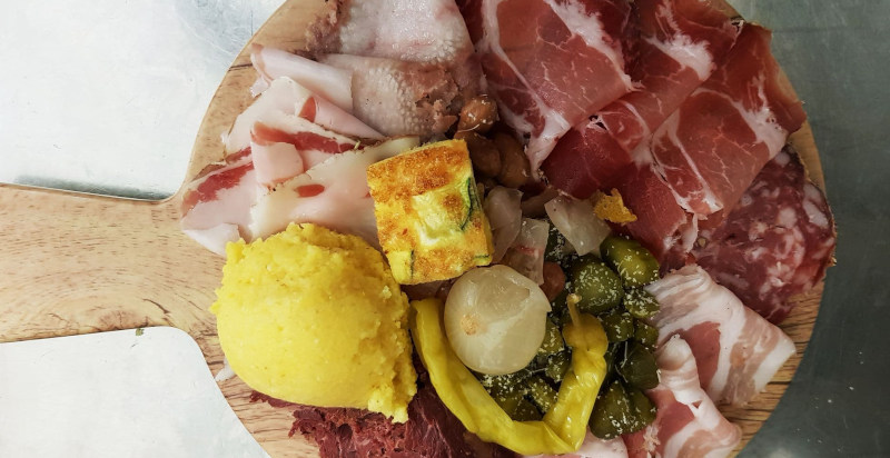 Polenta con lardo e formaggio - Specialità del tour gastronomico a Bergamo