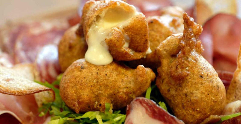 Sciatt frittelle croccanti con formaggio fuso - Tour gastronomico a Como