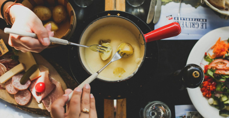 Assaggio fondue durante un tour gastronomico a Ginevra