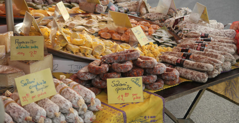 Degustazione di salumi tradizionali al mercato coperto di Ginevra