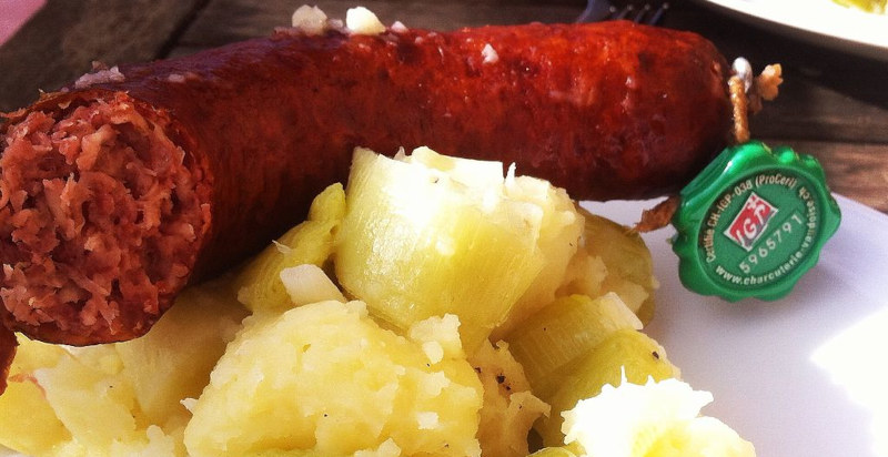 Papet Vaudois, piatto tradizionale di salsiccia, porri e patate servito a Losanna