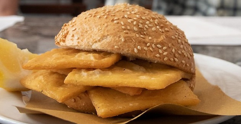 Panino con panelle e crocchè - Tour culinario a Palermo