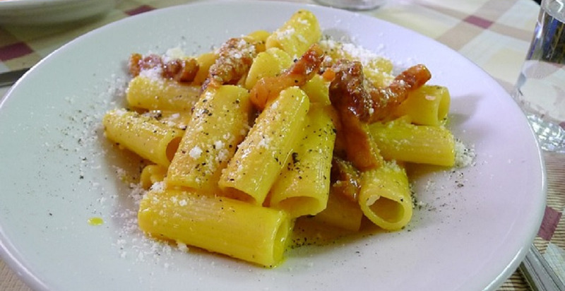 Pasta alla carbonara servita in un ristorante di Trastevere