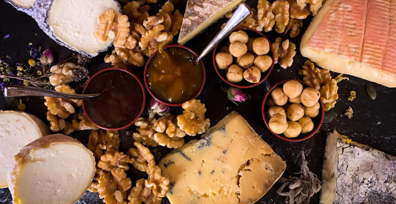 Formaggi tipici del Lazio su un tagliere gourmet