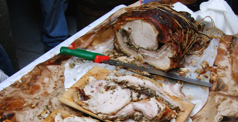 Porchetta artigianale tagliata al momento durante un tour gastronomico a Roma