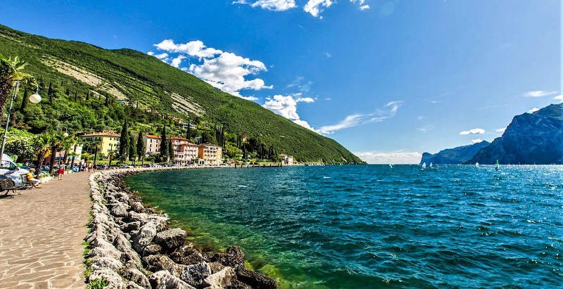 Esperienza in Vespa sul lago di Garda