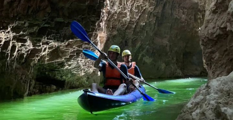 Partecipanti durante un tour in kayak nel Parco Fluviale Novella
