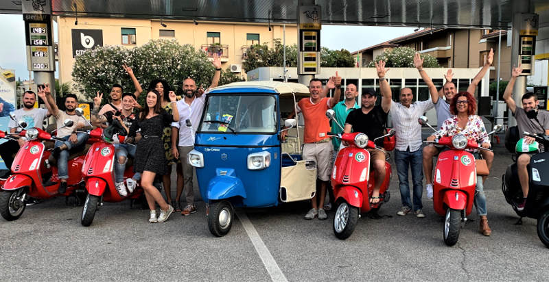 Escursione in Vespa con amici sulle colline gardesane