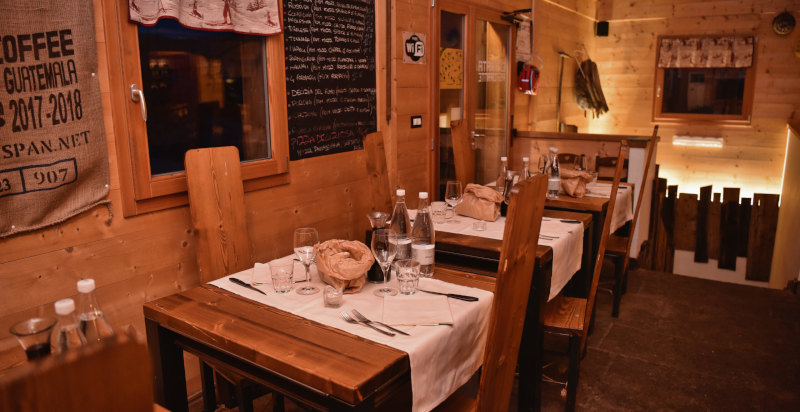 Cena tipica in baita dopo la motoslitta a Sestriere