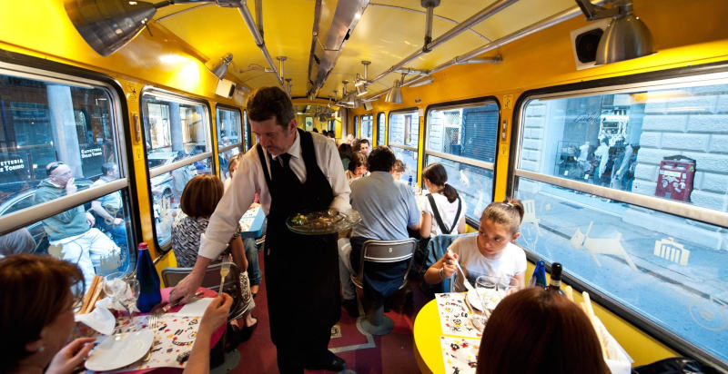 Esplora Torino con una cena gourmet su tram d'epoca