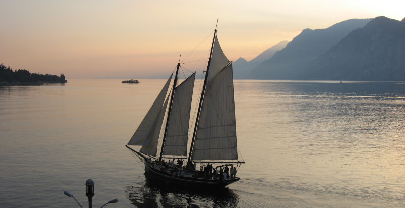 Tramonto mozzafiato durante un tour in barca a vela da Malcesine