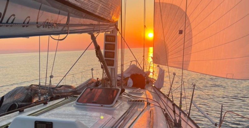Tramonto su Caorle durante un'escursione in barca a vela