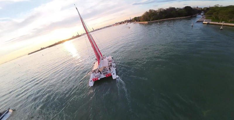 Tramonto mozzafiato sulla laguna veneziana da un catamarano