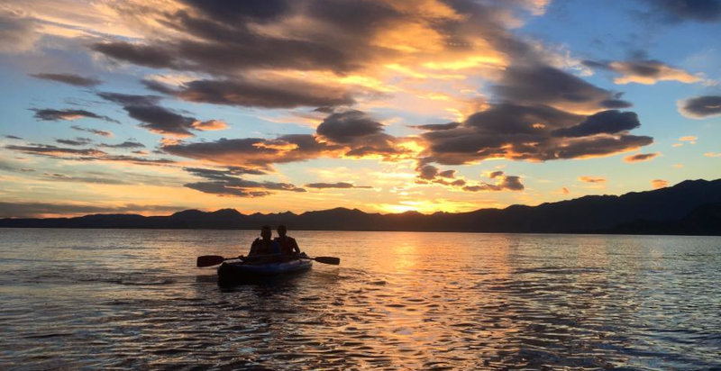 Tramonto sul lago di Garda in canoa