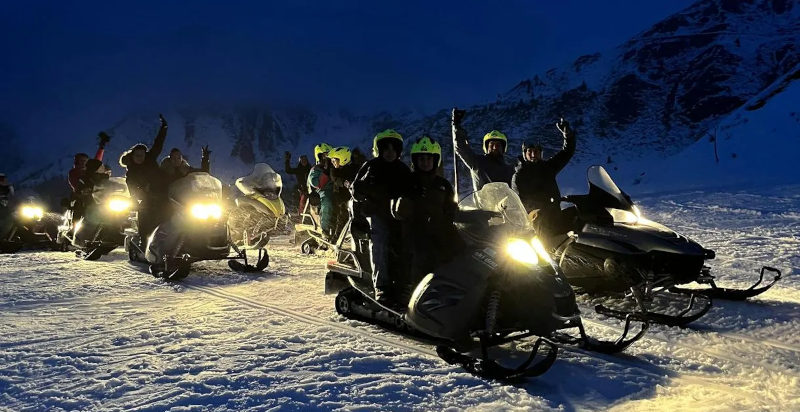Tramonto spettacolare sulle montagne innevate di Foppolo