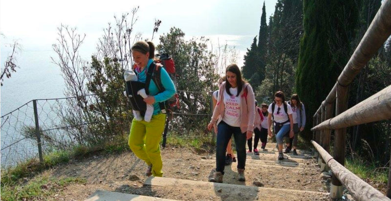 Escursionisti lungo il sentiero panoramico sul Monte Brione