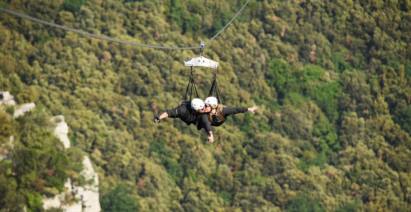 Coppia che vive l’esperienza del Volo dell’Angelo a Trentinara