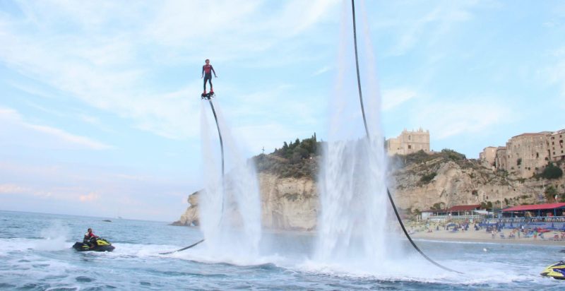 Tuffi e acrobazie con il flyboard a Tropea, Calabria