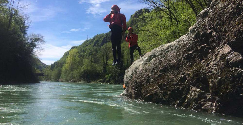 Tuffo nelle acque del fiume Brembo durante il rafting