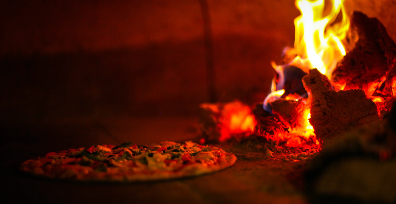 Pizza Margherita appena infornata in un corso di cucina a Roma