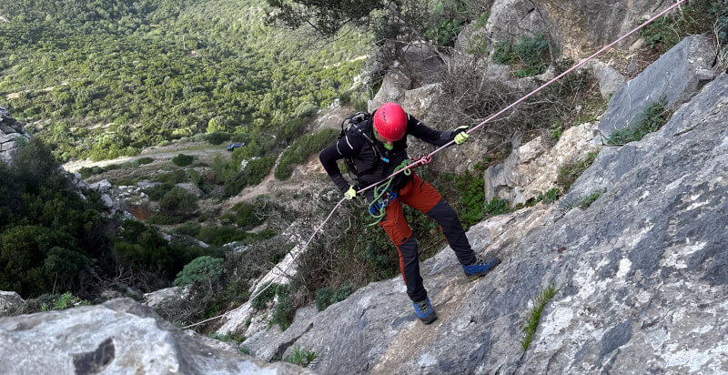 uomo si cala con corda in Sud Sardegna al Monte San Giovanni