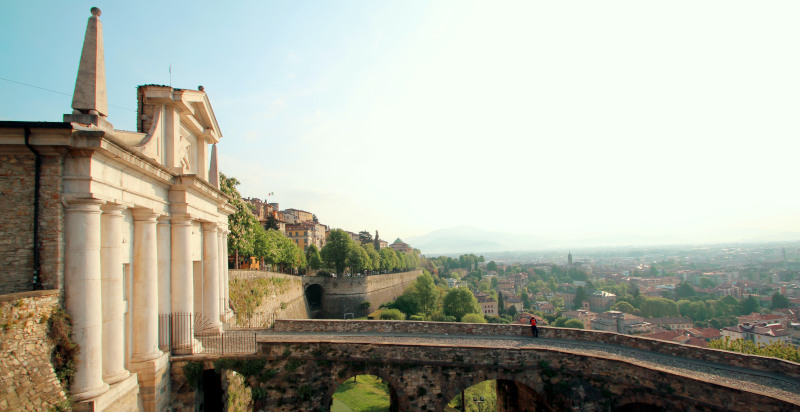 Dettaglio architettonico nel centro storico di Bergamo durante l'urban escape