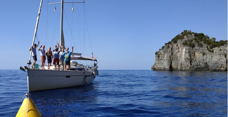 Sosta della barca a vela nelle acque blu del Cilento