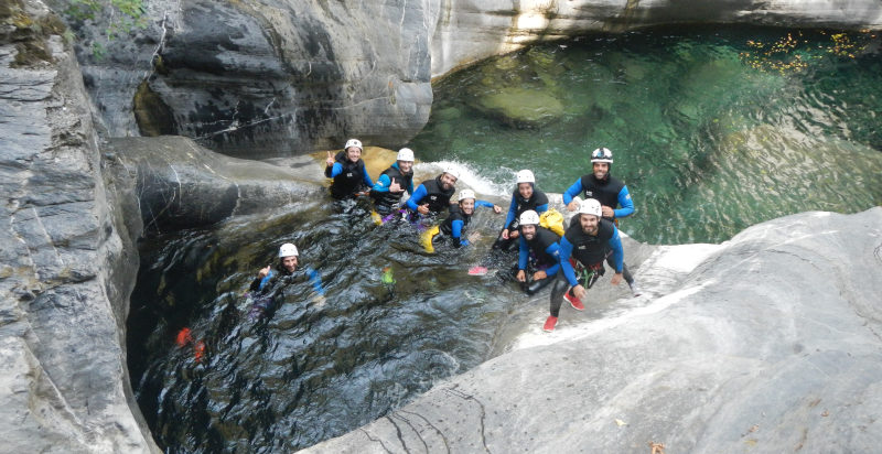 Partecipanti durante un’azione di canyoning tra gole e cascate in Liguria