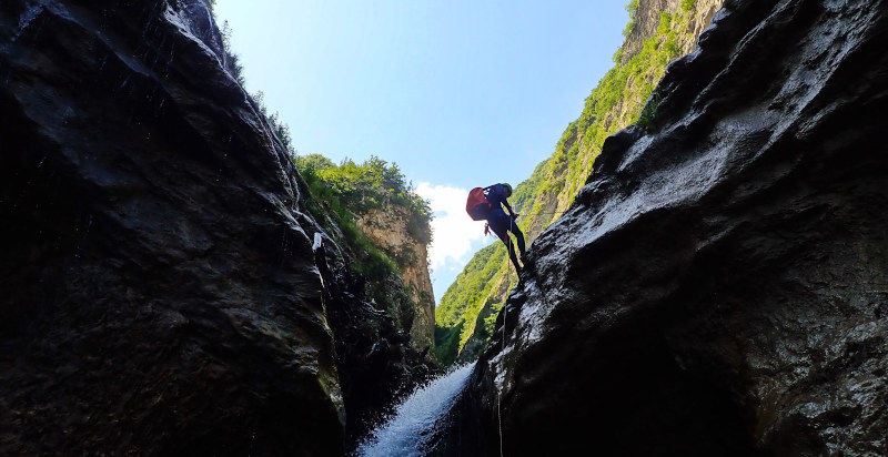 Canyoning sicuro con guida esperta Fossaceca