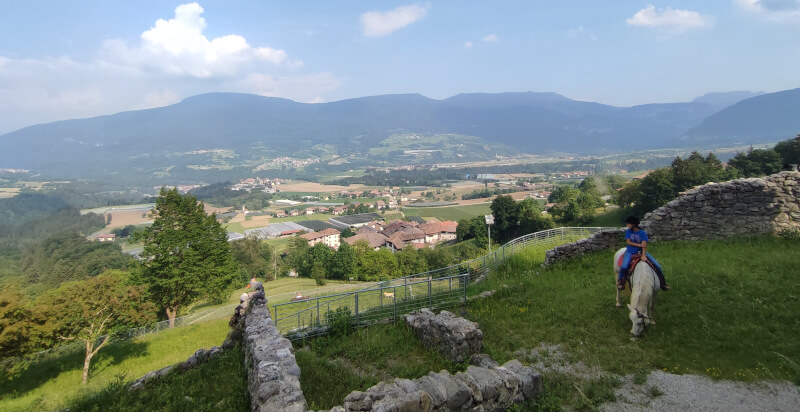 uscita con cavallo a cavrasto paese e cavaliere a cavallo