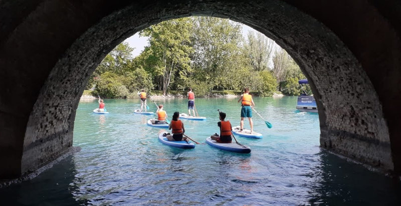 Partecipanti al tour in stand up paddle attraverso i canali di Peschiera