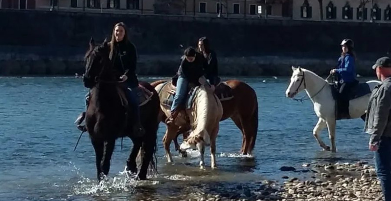 Escursione a cavallo lungo le rive del fiume Adige
