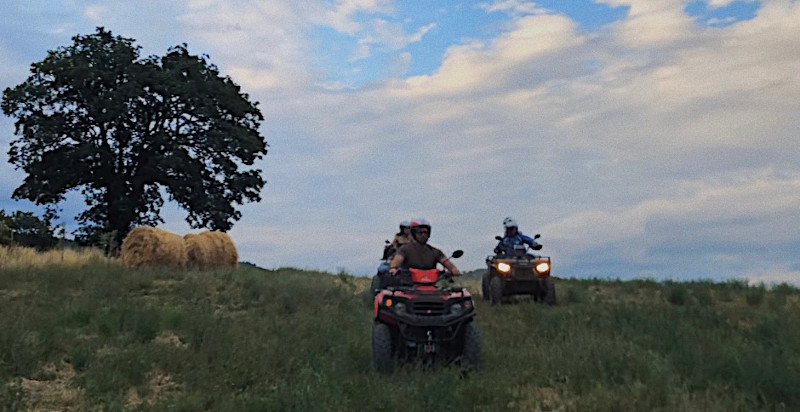 Gruppo di amici in quad tra le verdi colline dell'Umbria