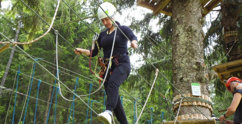 ponte tibetano nel bosco del Trentino