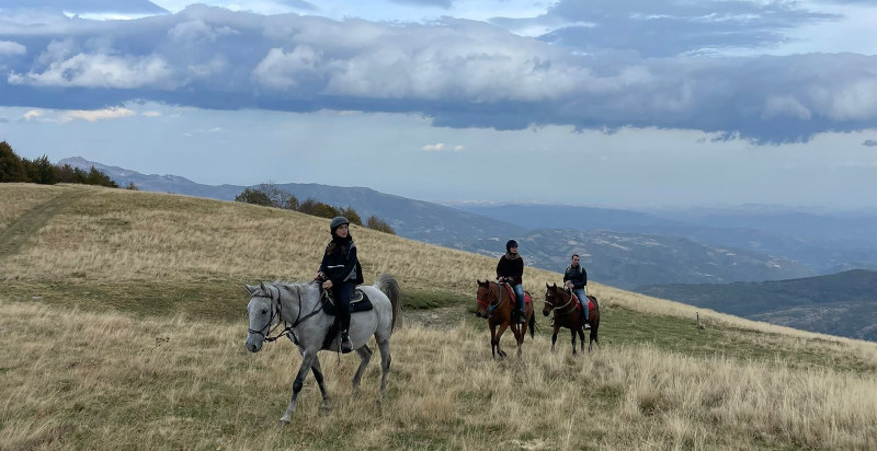 Vista sulle montagne durante passeggiata a cavallo in Abruzzo