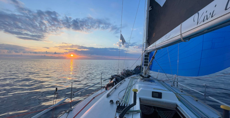 Avventura in barca a vela a Caorle lungo la costa
