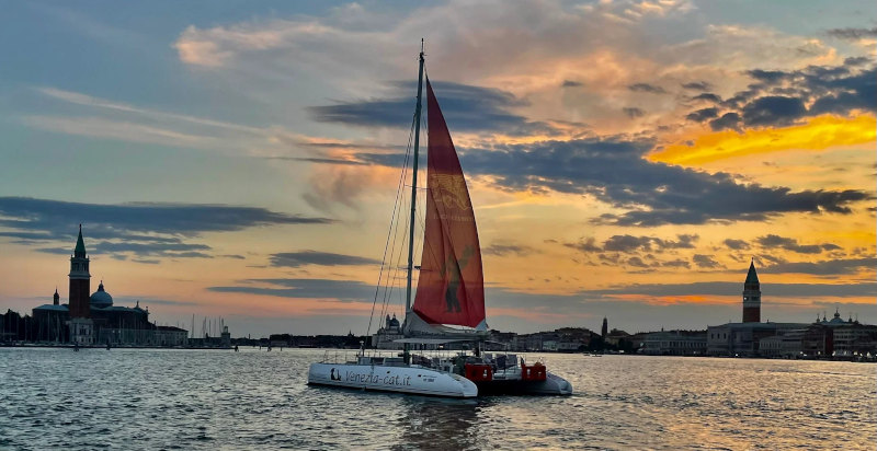 Tour di Venezia di notte in catamarano elegante