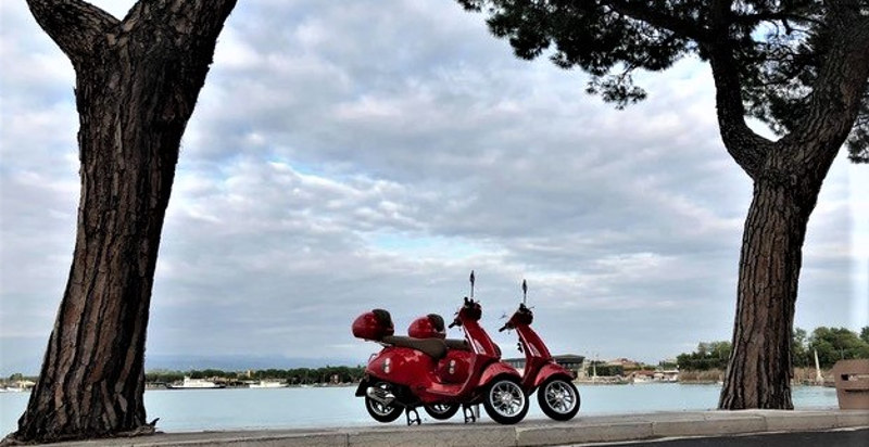 Vespe rosse parcheggiate sul lungolago di Lazise