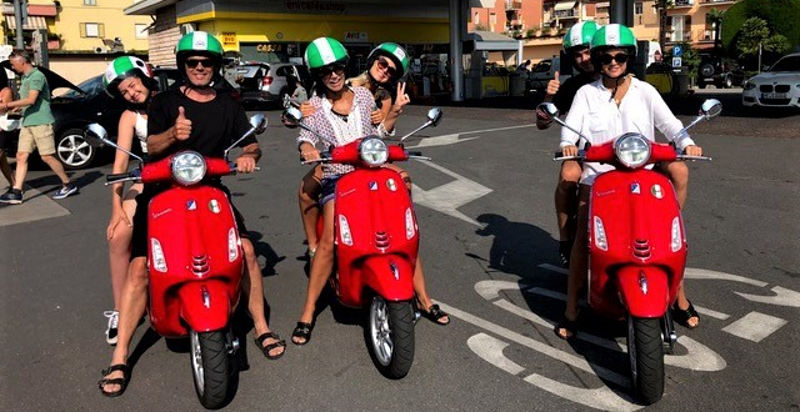 Gruppo in Vespa attraversa il borgo di Malcesine